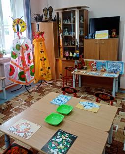 ИЗО-студия
В детском саду оснащена изо-студия для непосредственно-образовательной деятельности по художественно-эстетическому развитию. Студия оснащена столами, стульями, детскими переносными мольбертами, столами для рисования песком, а также всеми необходимыми материалами для рисования (краски, кисти, карандаши, мелки и др.)